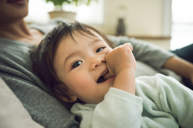 指をしゃぶっている子供