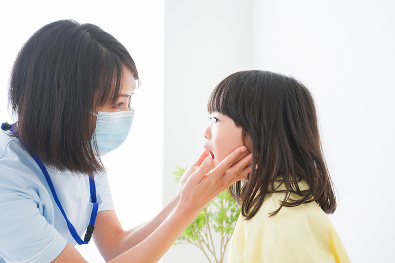 歯科を受診する子供