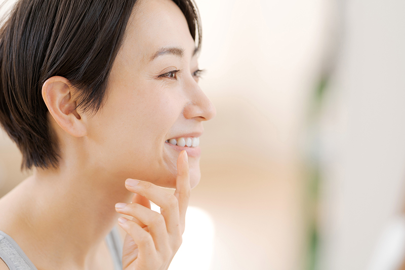 鏡でセルフチェックを行う女性