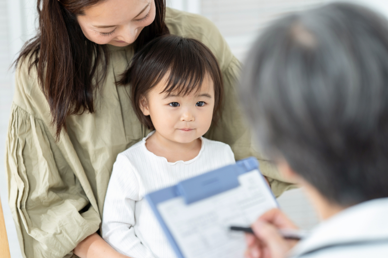 受け口の矯正について説明している医師