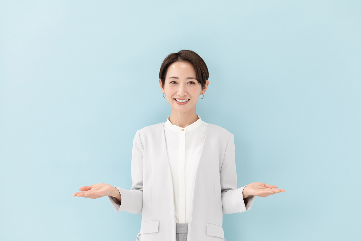 自治体の歯科健診と歯科医院の検診を比較する女性