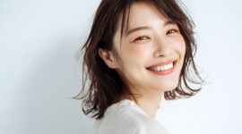 白い歯で笑う日本人女性