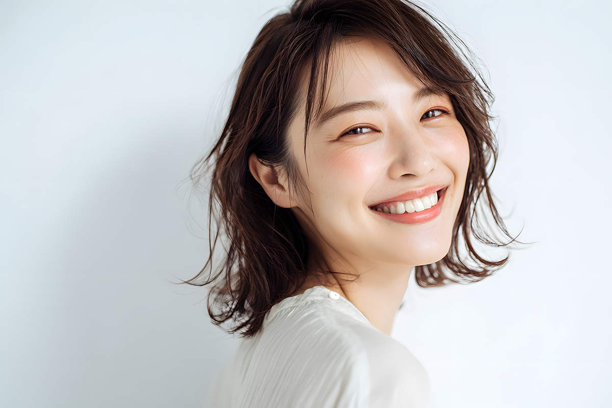 白い歯で笑う日本人女性