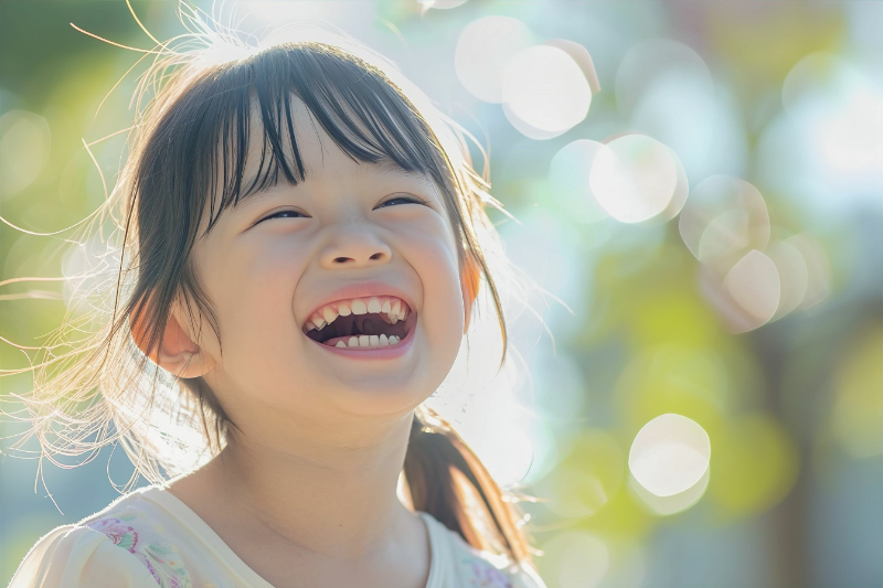 マイオブレースで治療が終わり笑顔の子ども