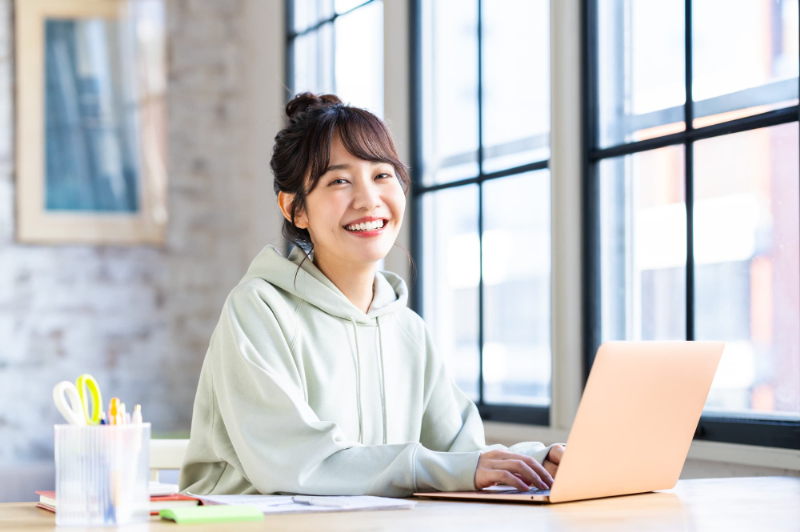 オフィスホワイトニングで綺麗になった歯で笑う女性