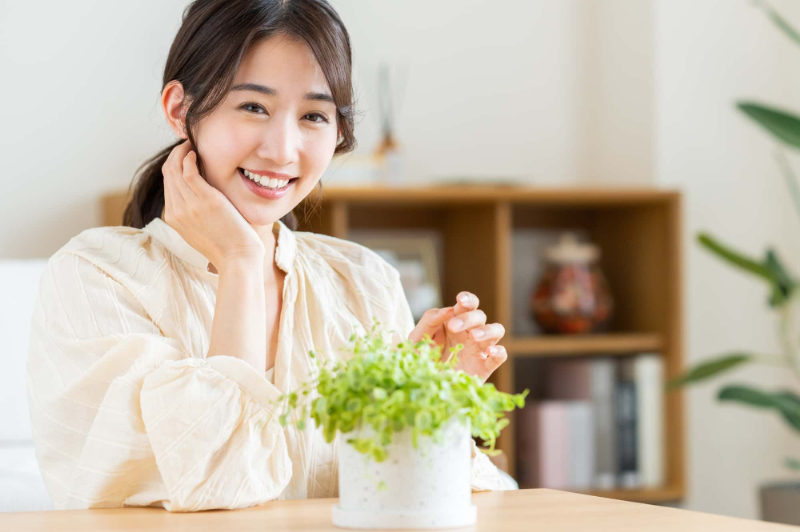 ワイヤー矯正で綺麗な歯ならびになって笑顔の女性