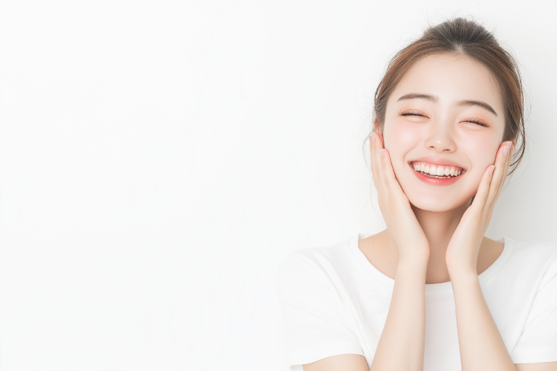 セラミックの歯を見せて笑う女性
