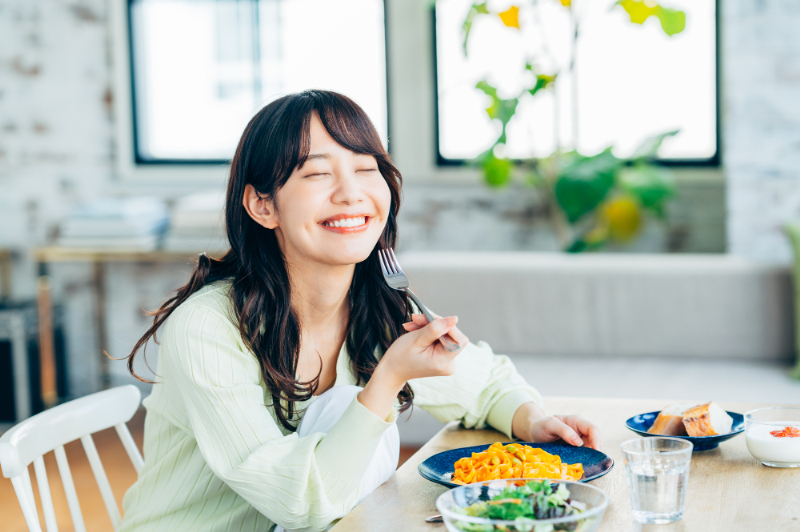 虫歯の痛みから解放されて食事を楽しむ女性