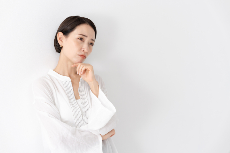 虫歯治療は痛いのか考える女性