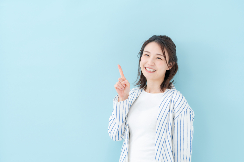 セラミックの歯の値段が高い理由を紹介する女性