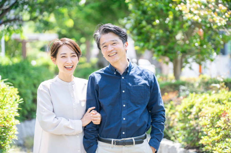 歯周病を治療して笑顔の男女