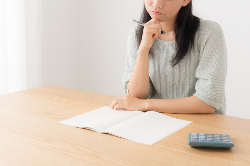 審美歯科は医療費控除の対象になるのか考える女性