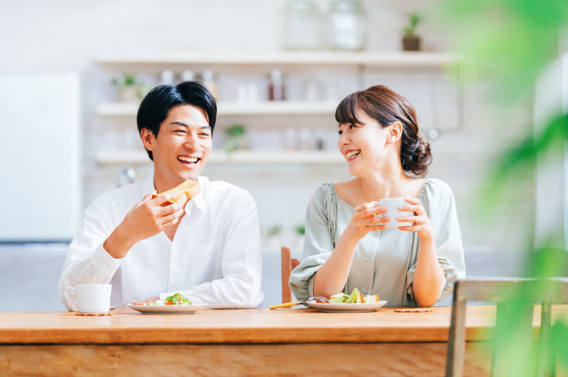 笑顔でリラックスする夫婦