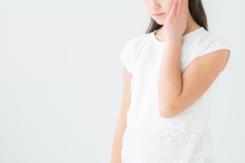 小児矯正で痛みを感じる子ども