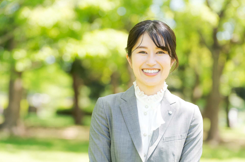 出っ歯をマウスピース矯正で治療して笑顔の女性