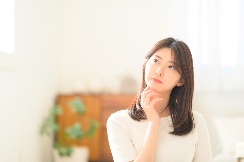 歯周病予防に効果的な食べ物について考える女性