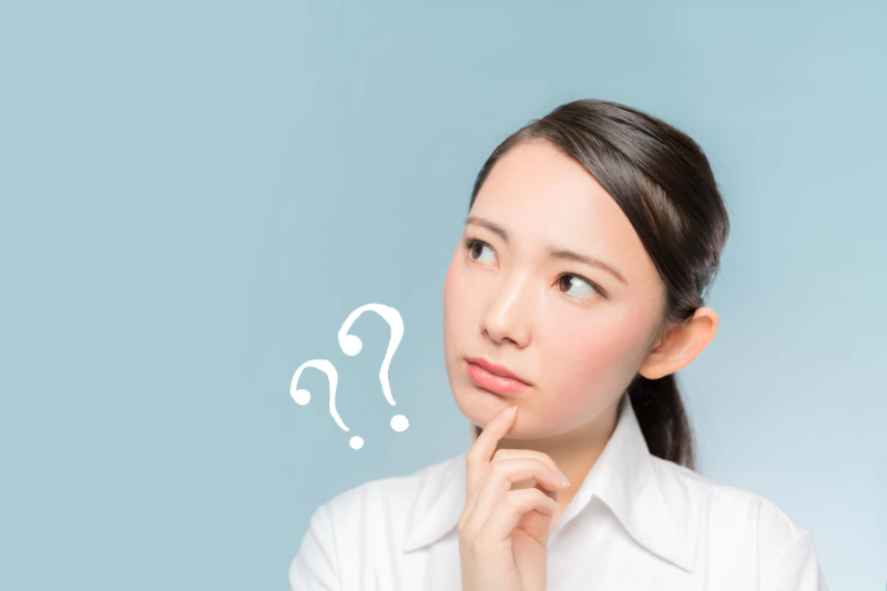 銀歯の下に虫歯ができるのか考える女性