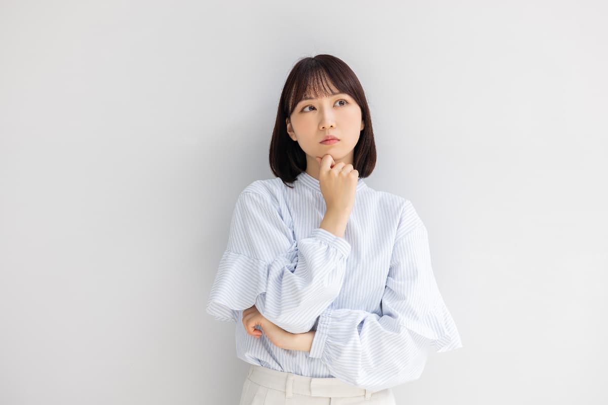 前歯に被せ物はできるのか考える女性