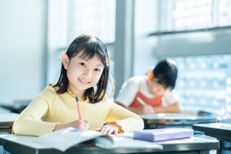 プレオルソ治療をして綺麗な歯ならびとなった勉強をがんばる女の子