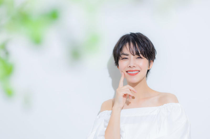 前歯の被せ物の治療を終え笑顔を見せる女性