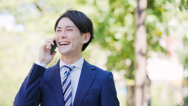 銀歯の下が虫歯になるのを予防して笑顔の男性