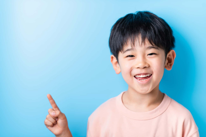 プレオルソの適応年齢と開始時期を見極めるポイントについて説明する男の子
