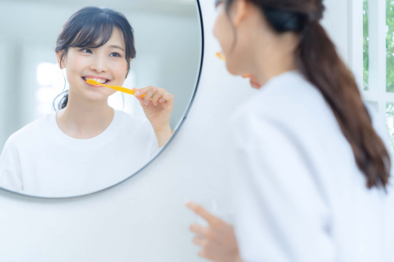 銀歯の下の虫歯を予防するために正しい歯みがきをする女性