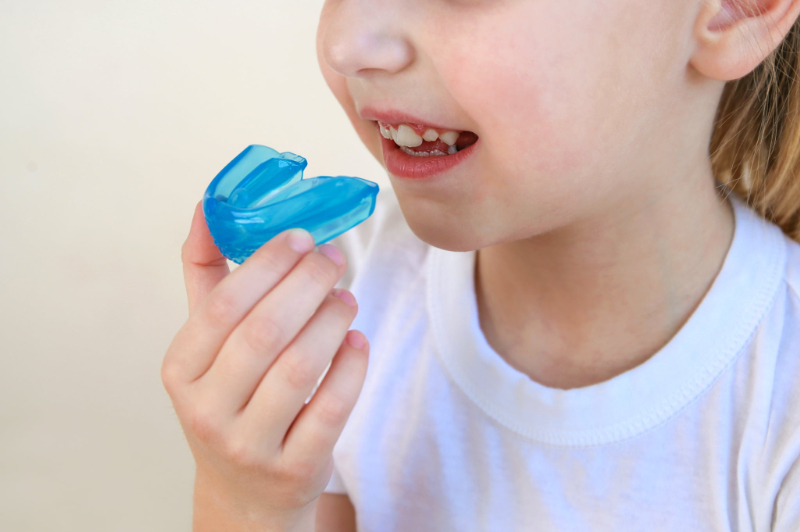 プレオルソの器具を外す子ども
