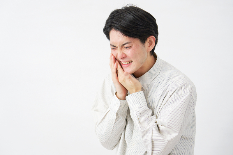歯周病を放置して歯ぐきが痛む男性