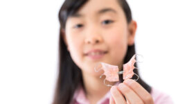 床矯正の器具を手に持った子ども