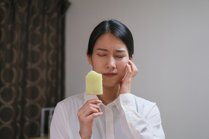 冷たいものが歯にしみる女性