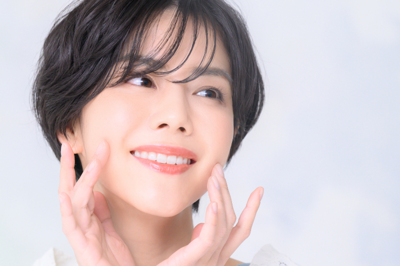 虫歯の初期症状を治療し笑顔を見せる女性