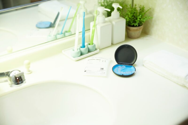 洗面所に置いてあるケースに入ったインビザライン・ファーストのマウスピース