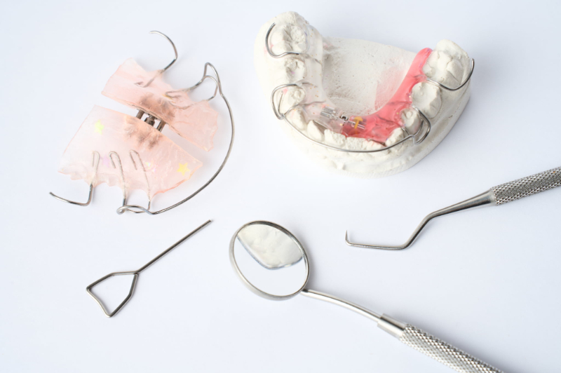 床矯正の器具とネジのイメージ