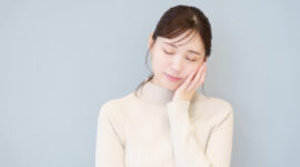 歯と歯の間に虫歯ができて歯が痛い女性