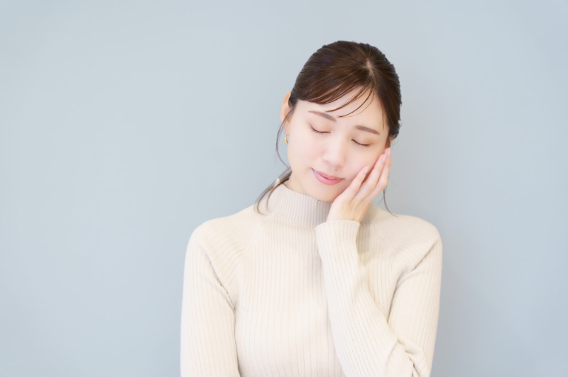 歯と歯の間に虫歯ができて歯が痛い女性