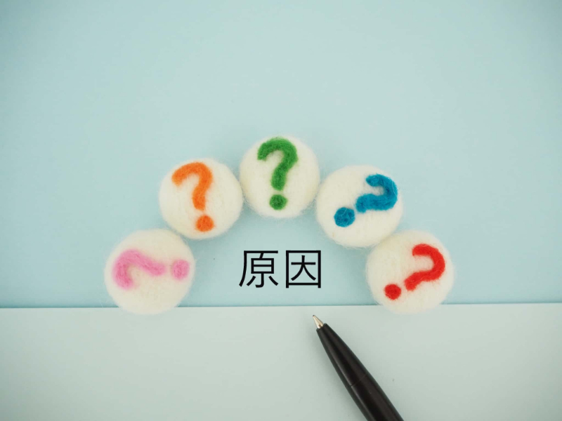 歯と歯の間が虫歯になる主な原因について説明するイメージ