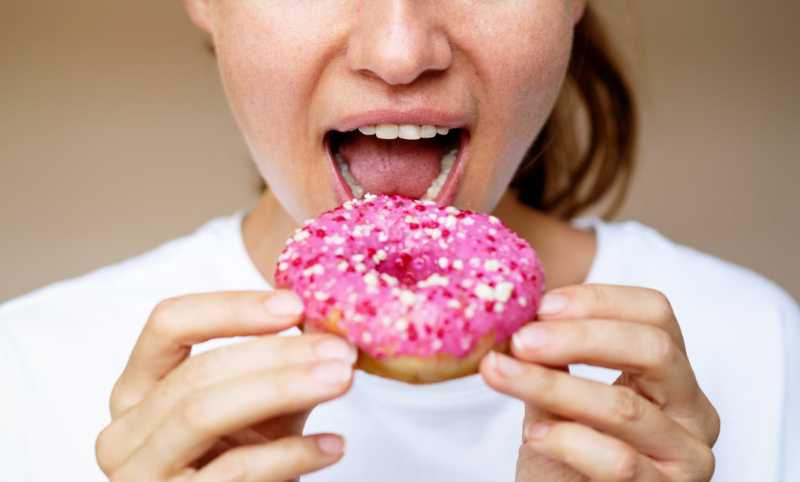 歯と歯の間に虫歯ができやすい甘い物をよく食べる人のイメージ