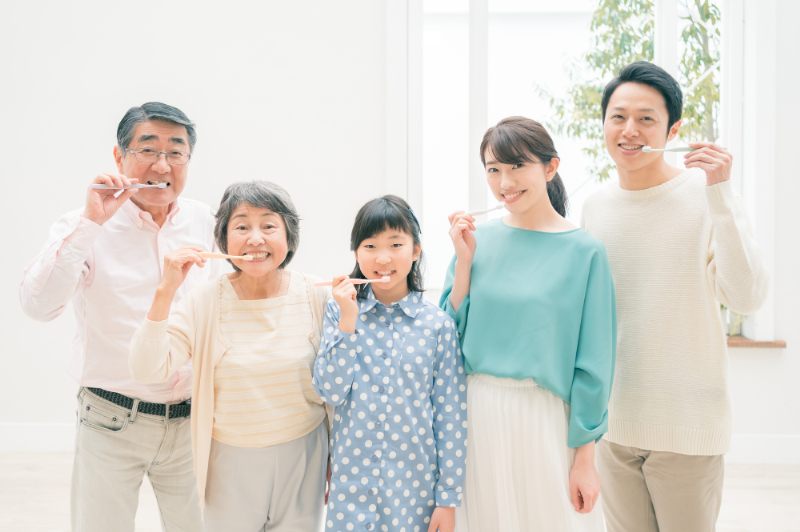 家族みんなで虫歯予防の歯磨きをする様子