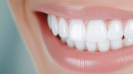 綺麗な前歯が印象的な口元