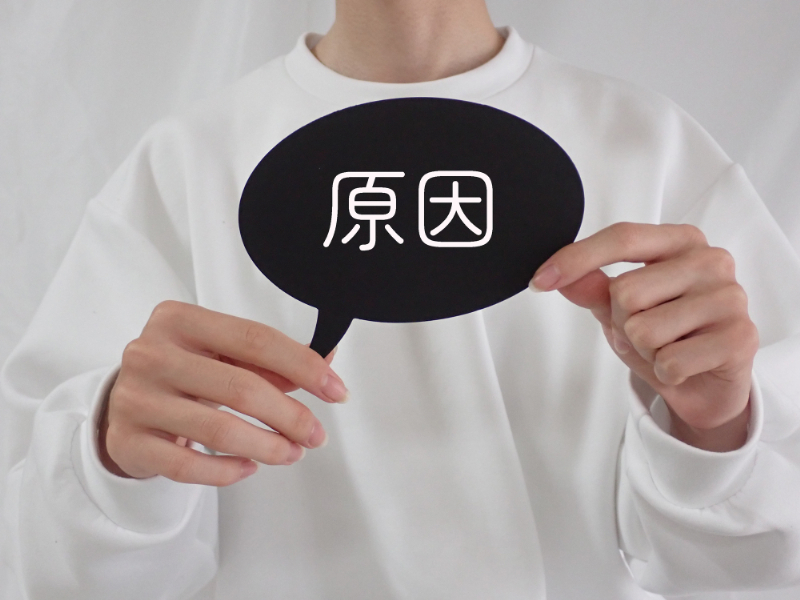 出っ歯になる原因を伝える女性