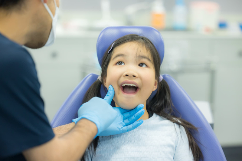 マイオブレース装着中に痛みが出て歯科医に診察してもらっている子ども