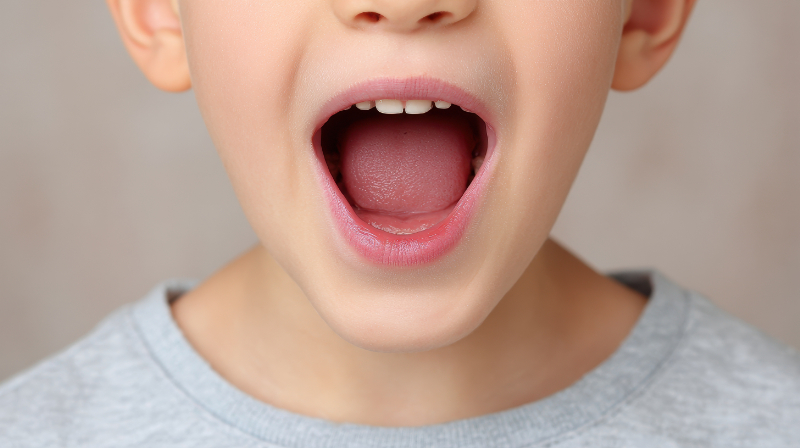 MFTのトレーニングをする男の子の口