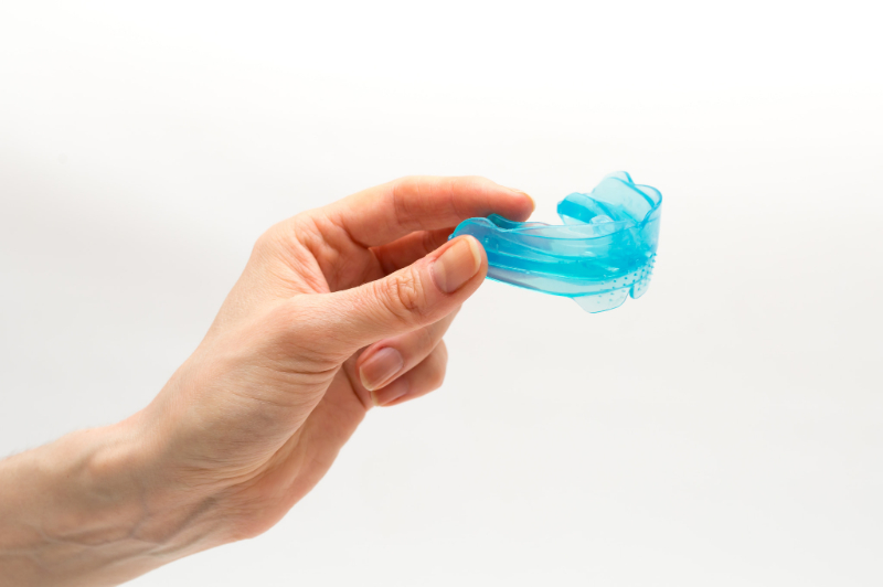 マイオブレースを持った手