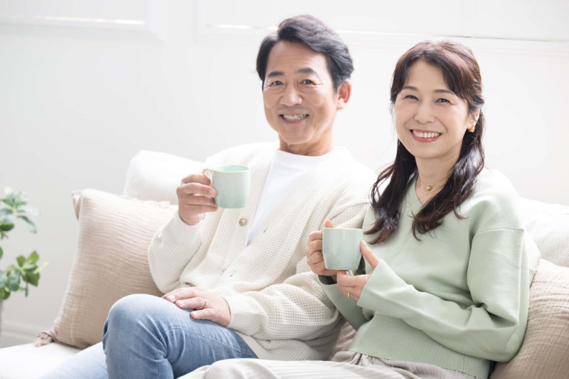 ひどい虫歯を治療して笑顔でくつろぐミドル夫婦