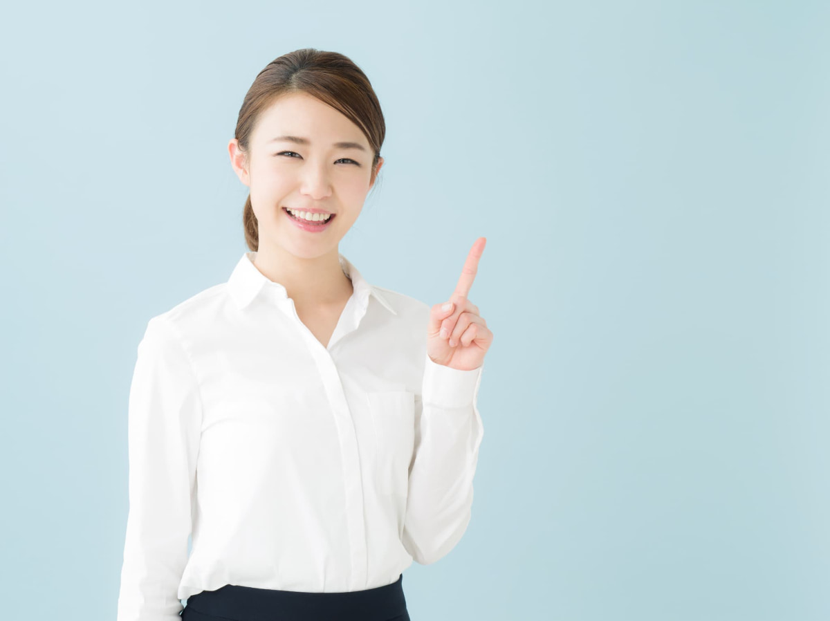 大人と子どものMFTトレーニングの違いについて説明する女性