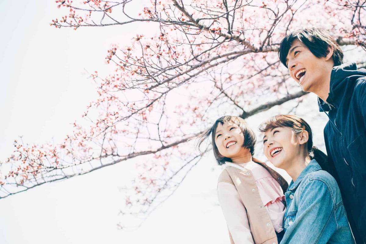 笑顔でお花見をしている親子