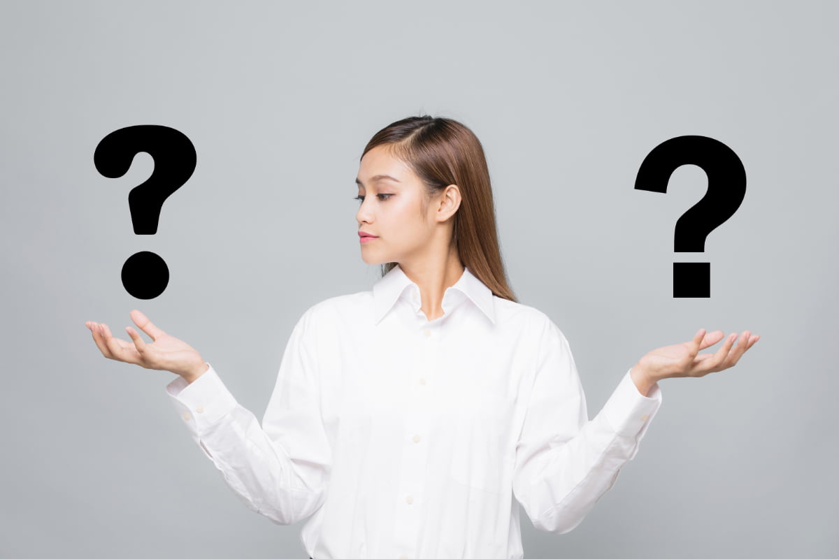 保険診療と自費診療のクリーニングの違いを伝える女性