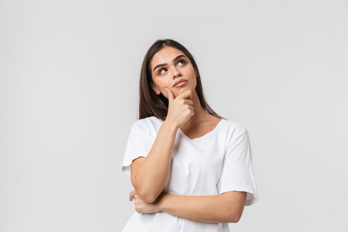 歯のクリーニングはどのくらいの頻度で受けるのが理想なのか考える女性