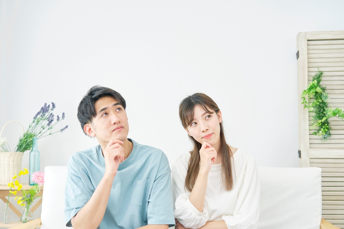 若い人でも歯周病になるのかを考えている男女
